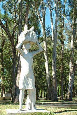 escultura a las lavanderas del hum