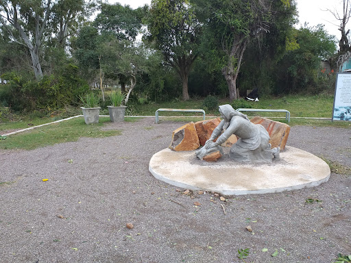 Escultura a las lavanderas del Hum